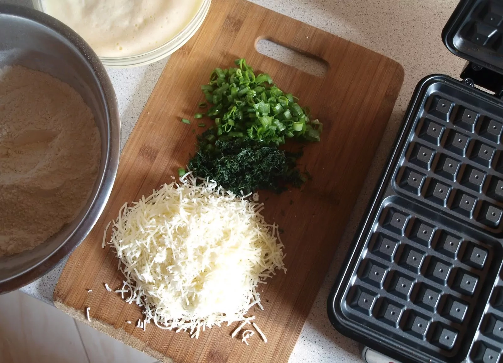 Pikantiški vafliai su sūriu, krapais ir svogūnų laiškais