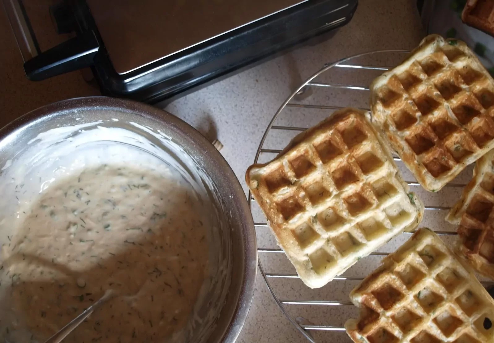 Pikantiški vafliai su sūriu, krapais ir svogūnų laiškais