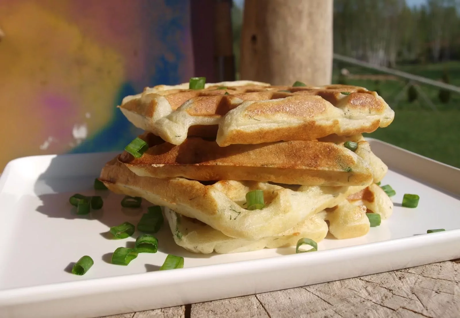 Pikantiški vafliai su sūriu, krapais ir svogūnų laiškais