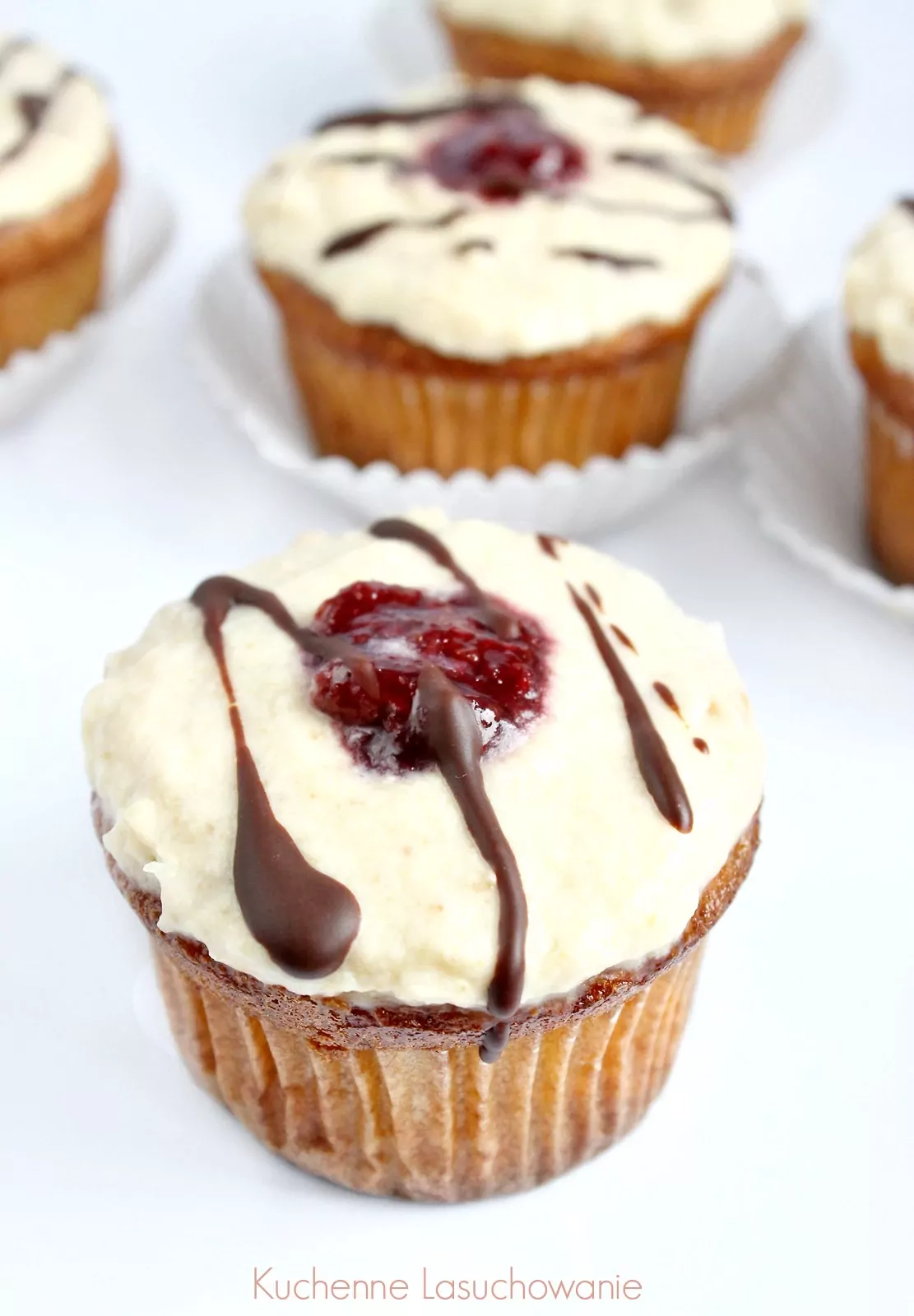 Babeczki z masłem orzechowym i dżemem