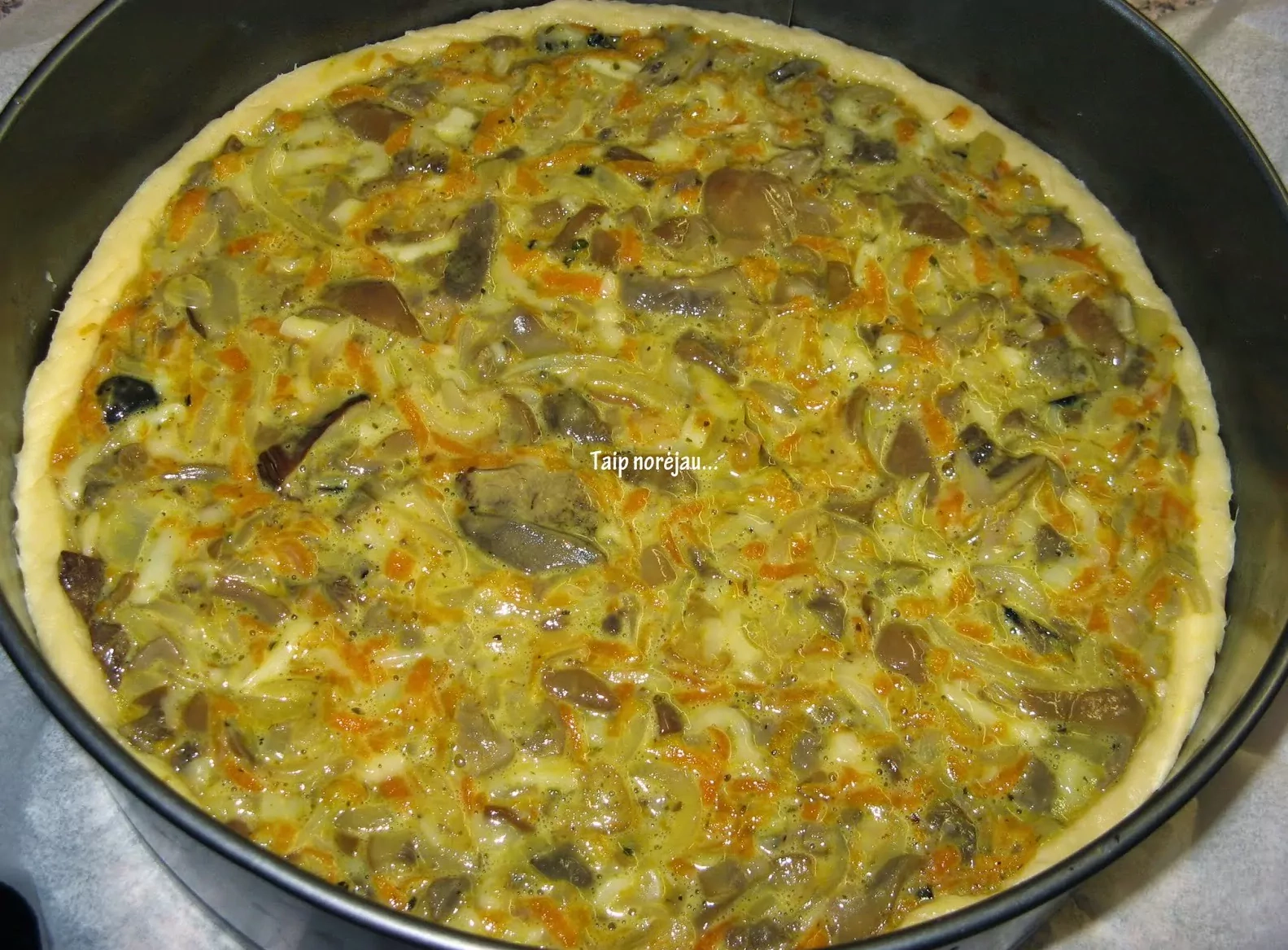 Parodė, kaip kepamas skaniausias atviras grybų pyragas