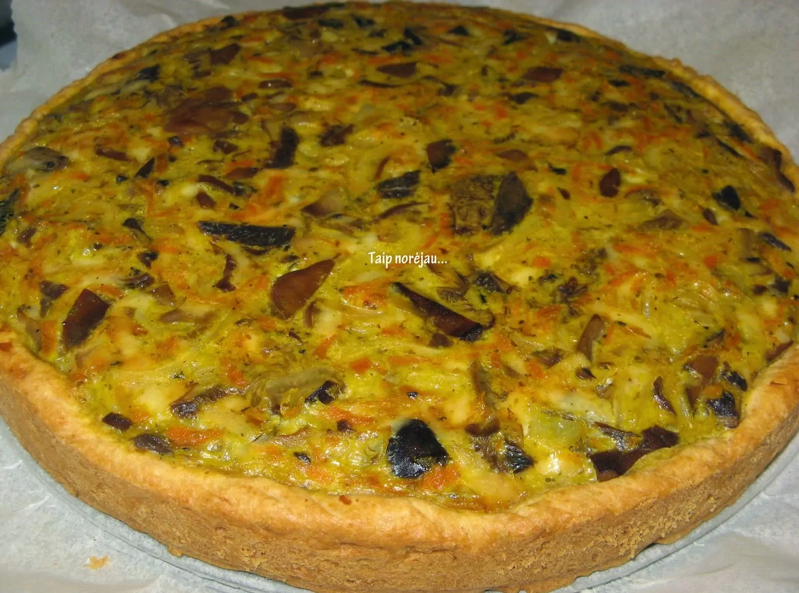 Parodė, kaip kepamas skaniausias atviras grybų pyragas