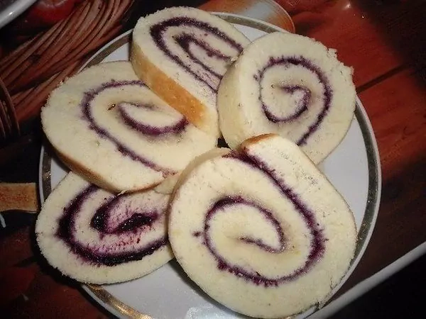 Pyragas-vyniotinis su jūsų mėgstama uogiene: paprasta, bet gardu!