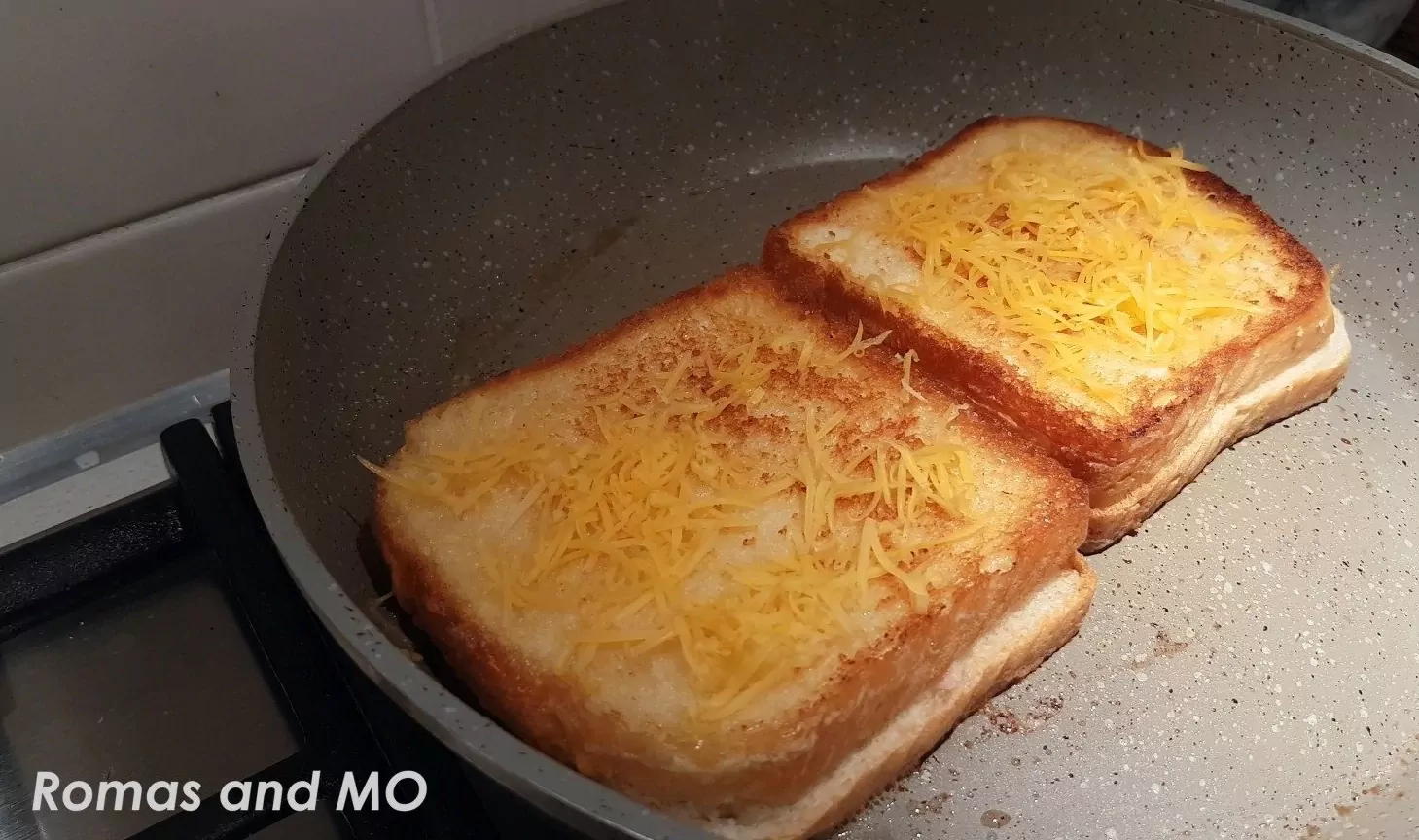 Primins vaikystę: super lengvai pagaminamas kepto sūrio sumuštinis