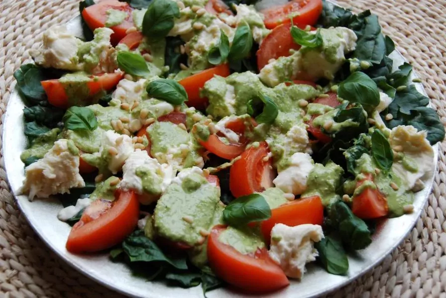 Špinatų salotos su mocarelos sūriu - gaivios, skanios ir sveikos!