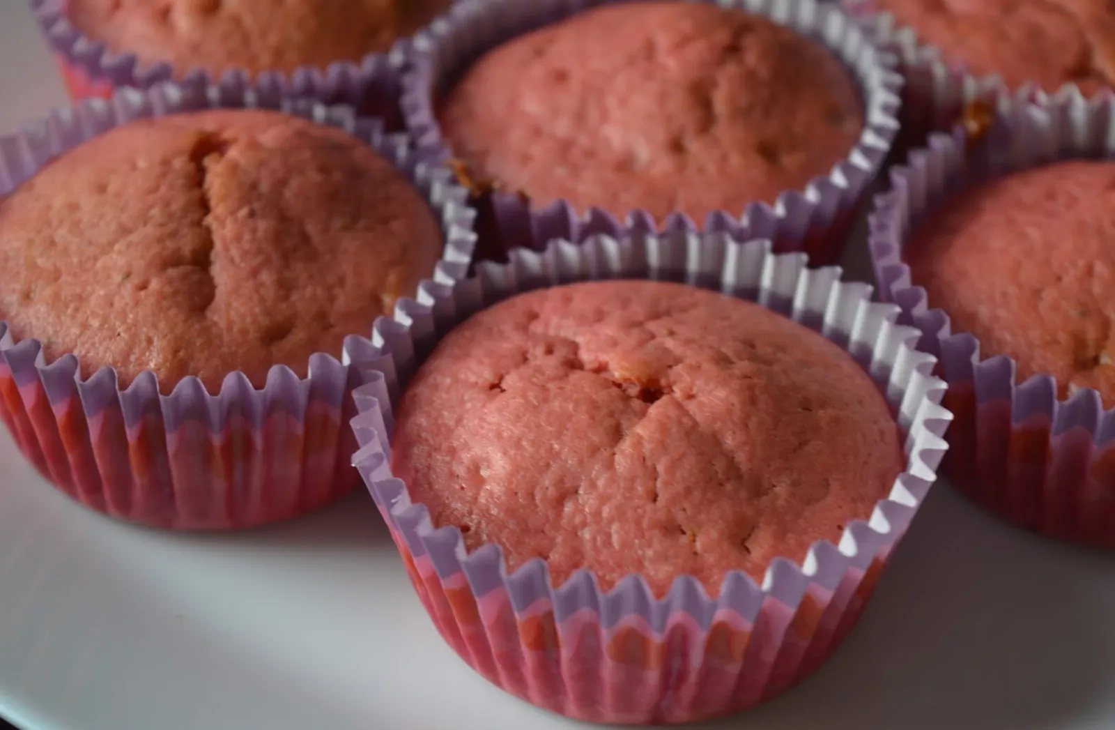 Braškių keksiukai su grietinėle ir uogomis - patys pačiausi!