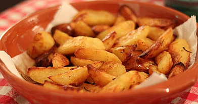 Paprasta ir nerealiai skanu: keptos bulvės skiltelėmis prie šaltibarščių!