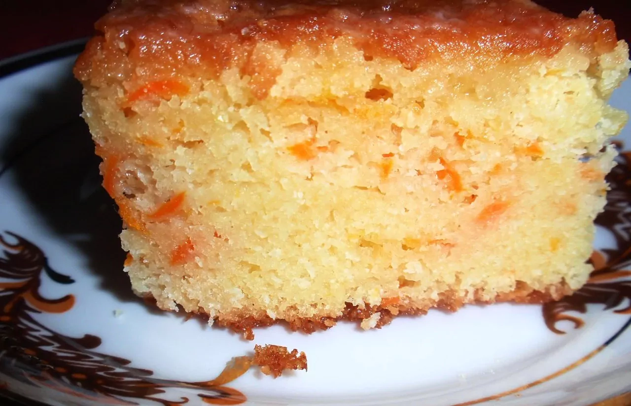 Morkų pyragas su citrinomis ir miltinio cukraus glajumi