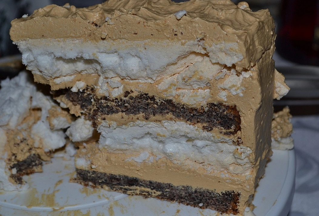 Morenginis tortas su karameliniu kavos kremu ir aguoniniu biskvitu