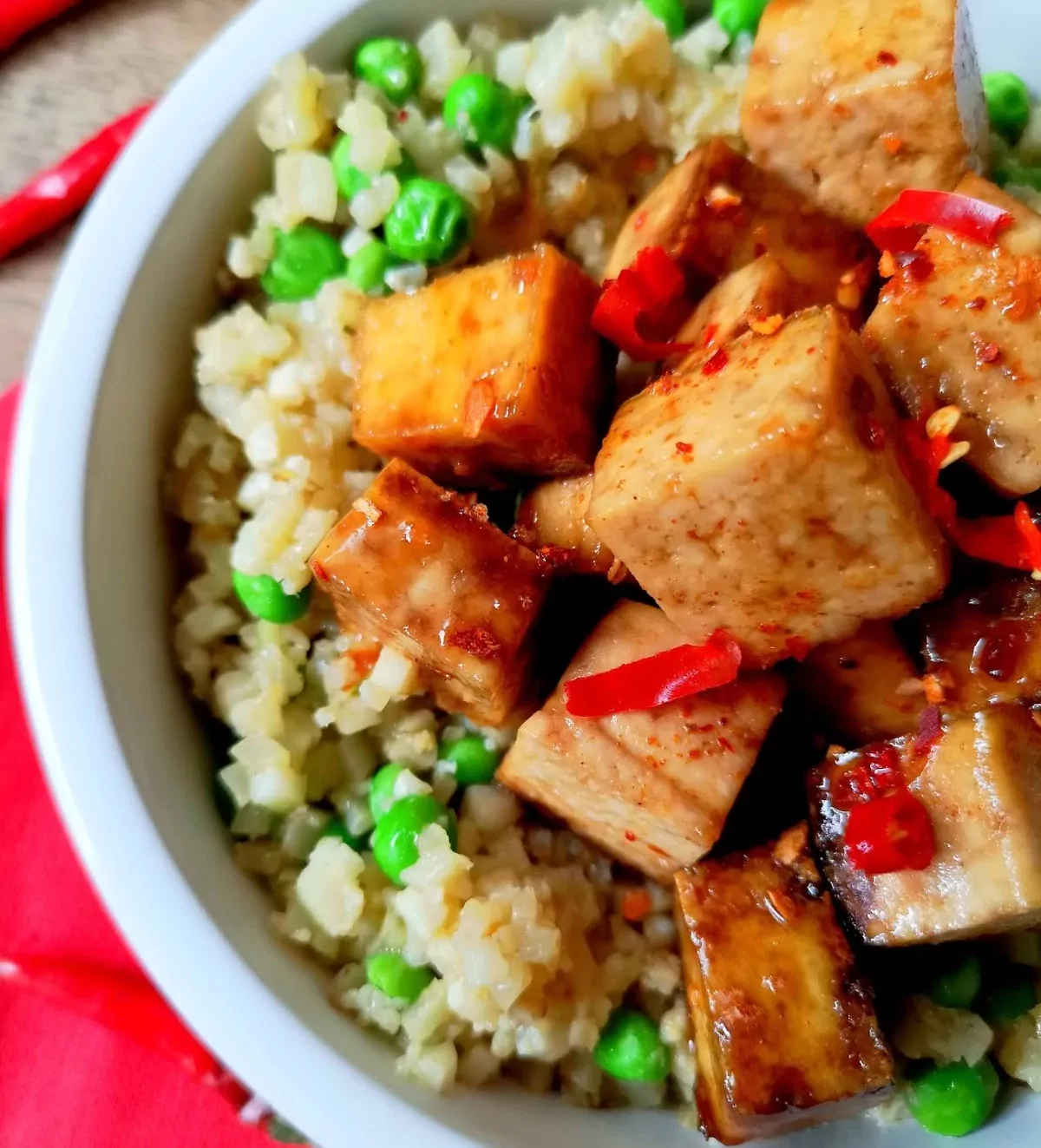 Tofu su kalafiorų "ryžiais"