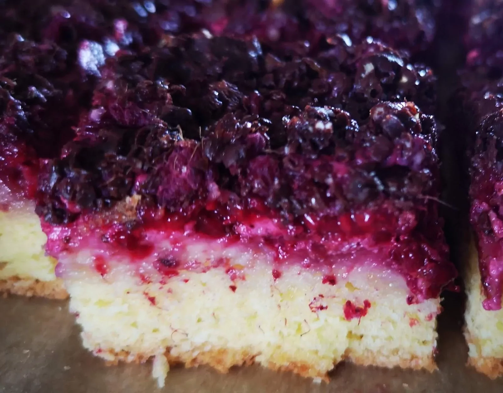 Parodė, kaip gaminamas skaniausias pyragas su avietėmis ir kondensuotu pienu