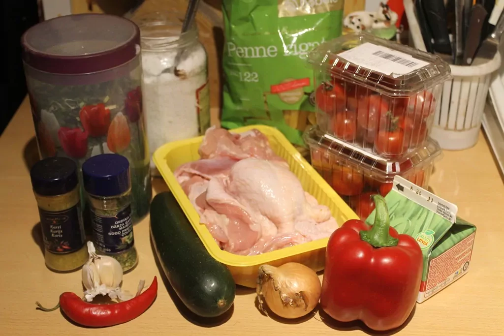 Pasta ar dārzeņiem, vistu un saldo krējumu