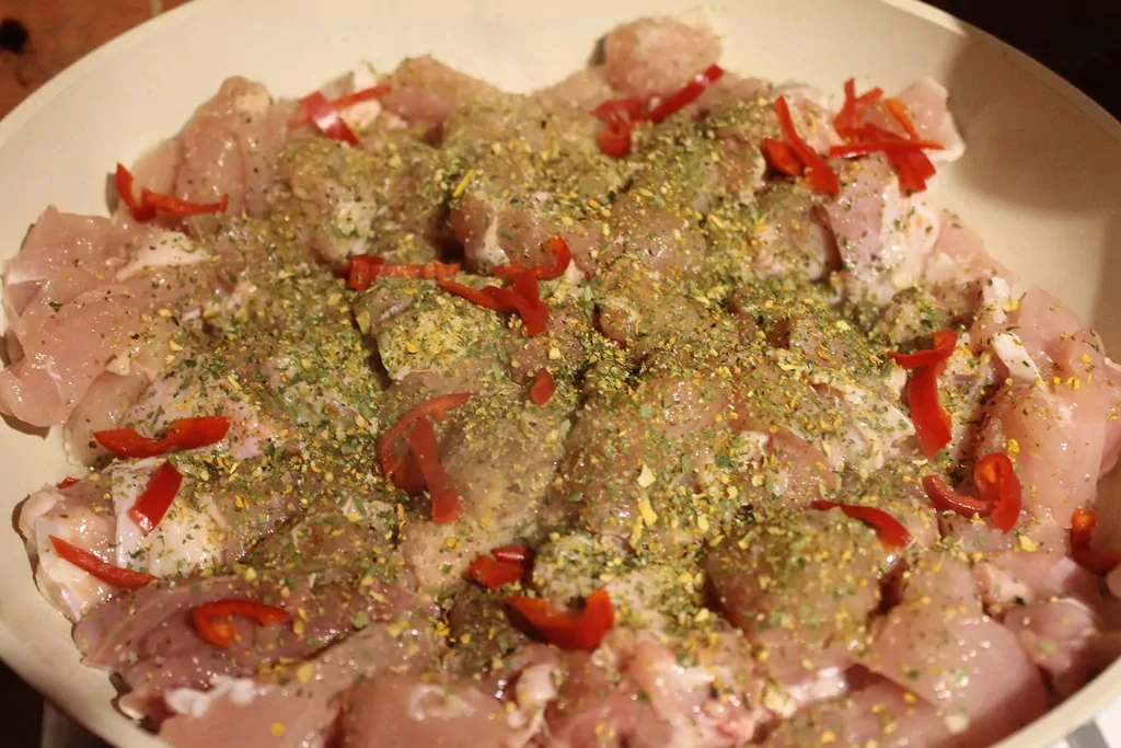 Pasta ar dārzeņiem, vistu un saldo krējumu