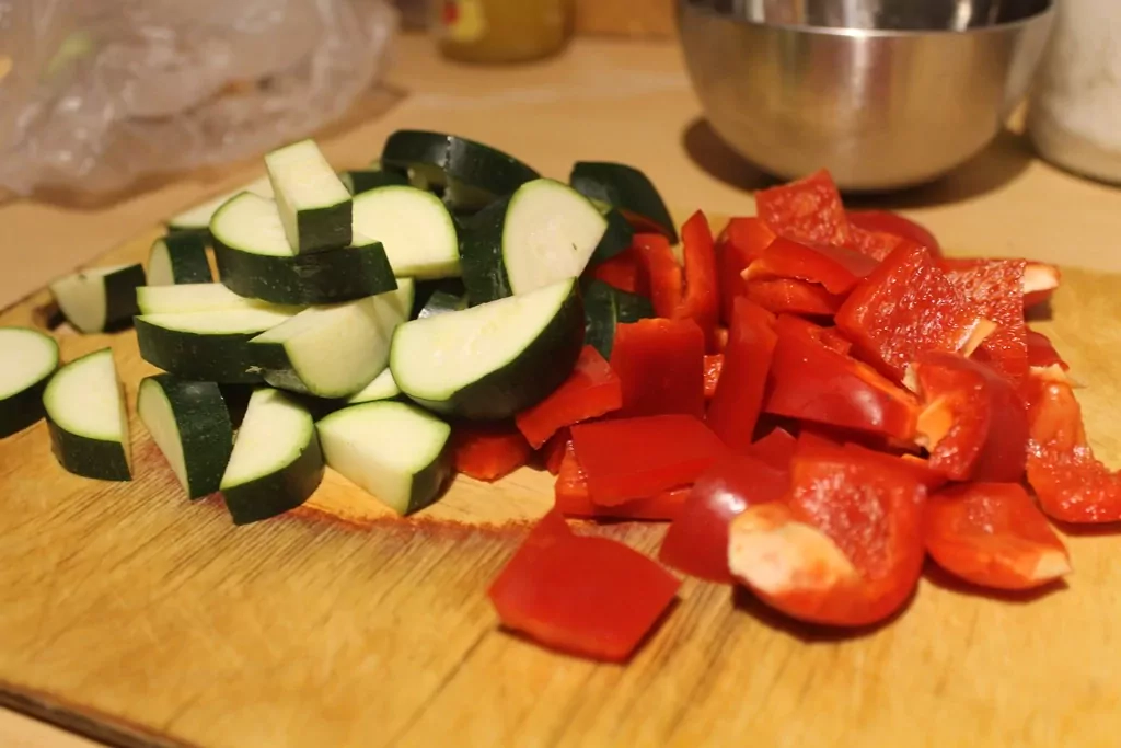 Pasta ar dārzeņiem, vistu un saldo krējumu