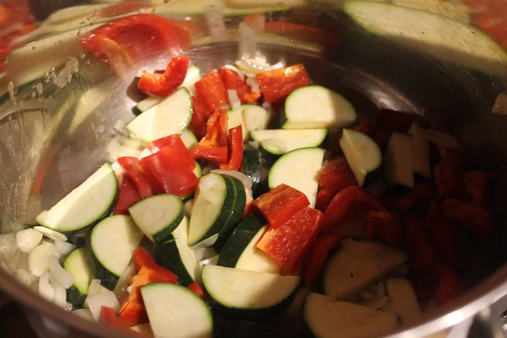 Pasta ar dārzeņiem, vistu un saldo krējumu