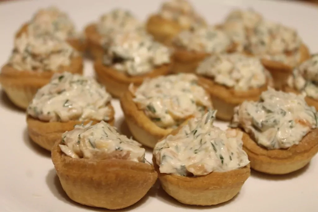 Sāļie groziņi ar svaigo sieru un lasi