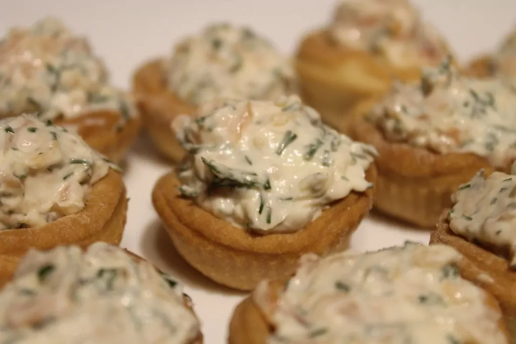 Sāļie groziņi ar svaigo sieru un lasi