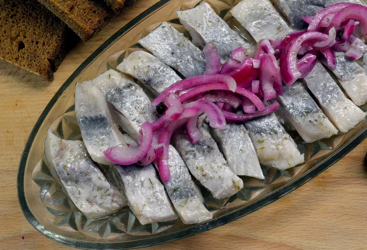 Silkė su raudonaisiais svogūnais - baigia užkariauti silkutės mėgėjų širdis!