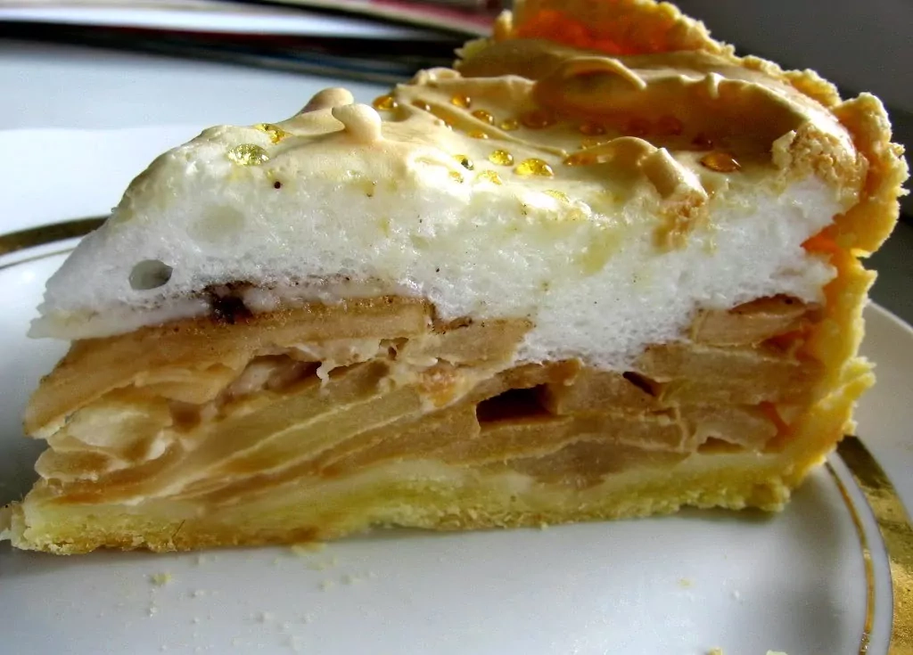 Švelnus, skanus ir karališkas obuolių pyragas su grietine