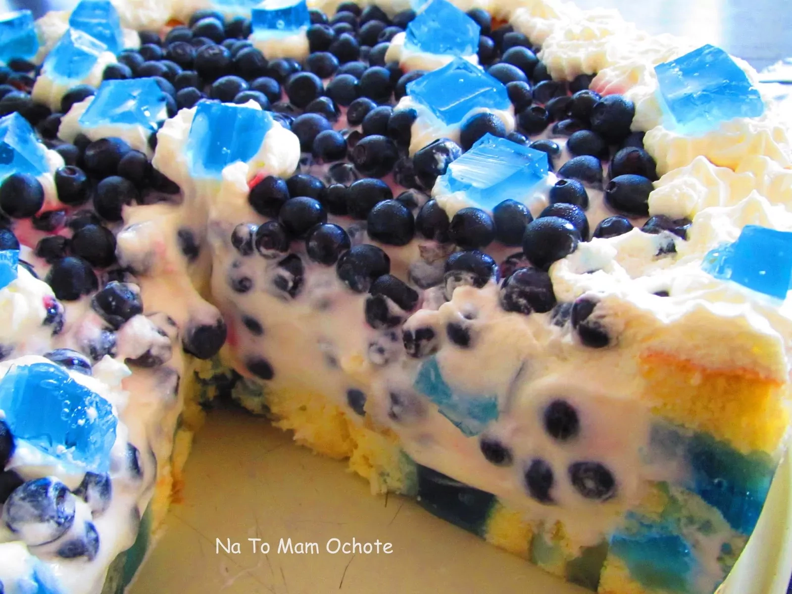 Niebieskie Ciasto na Roladzie z Jagodami i Jogurtowym Kremem