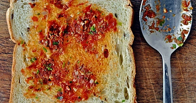 Aufstrich aus sonnengetrockneten Tomaten mit Käse und Petersilie