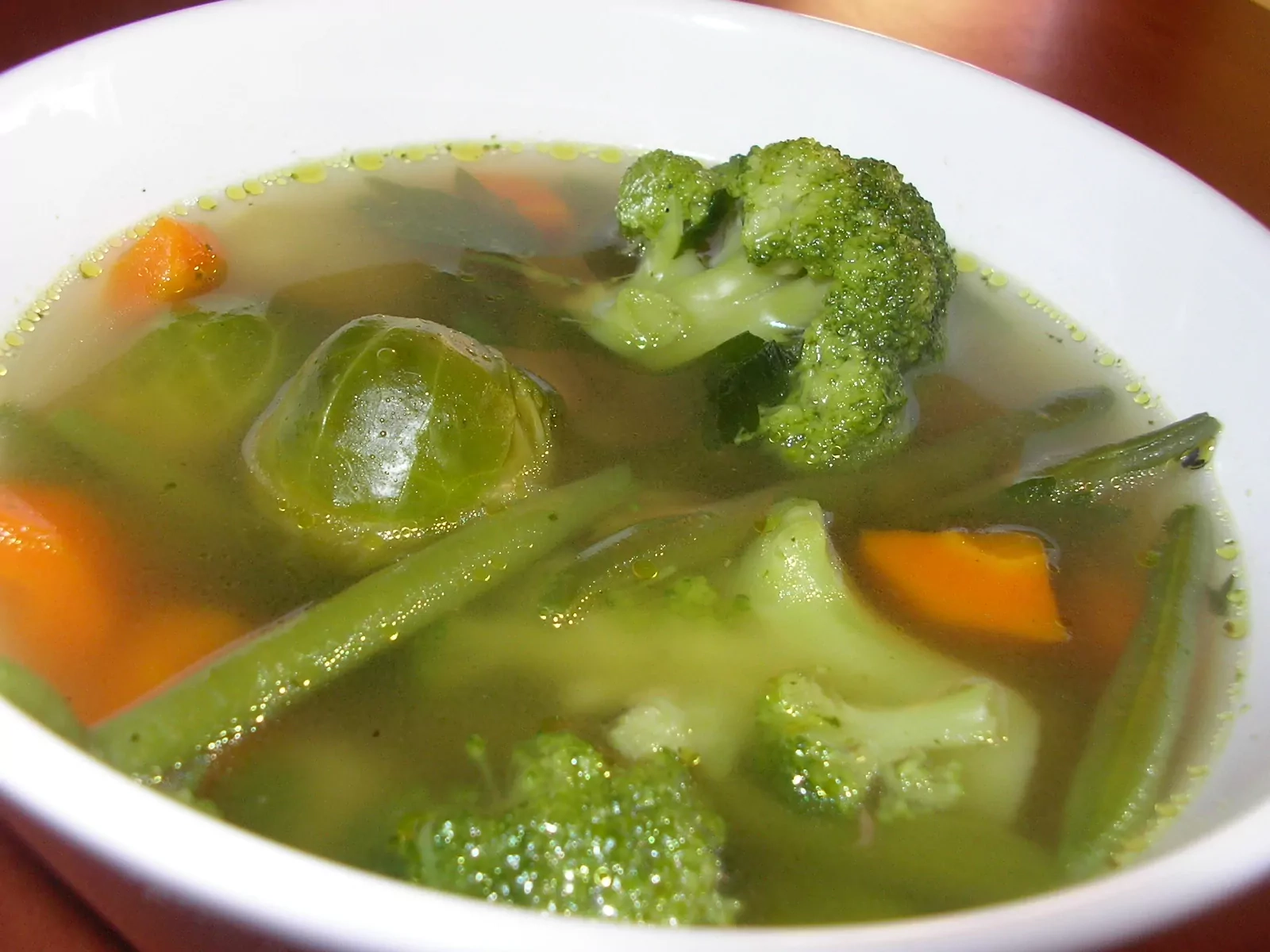 Zupa z zielonych warzyw z lubczykiem