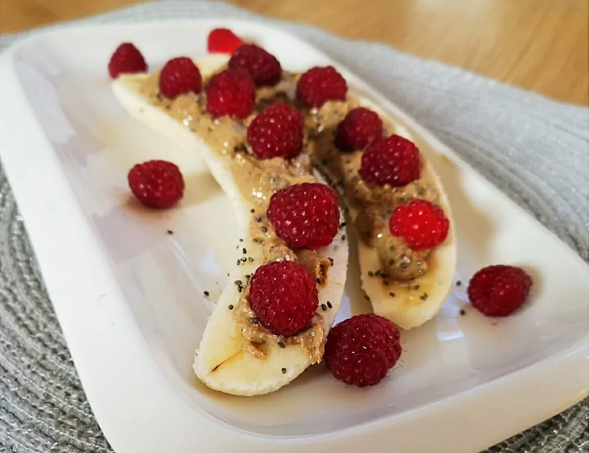 Bananas su riešutų sviestu - tobulai subalansuoti priešpiečiai mano skoniui!