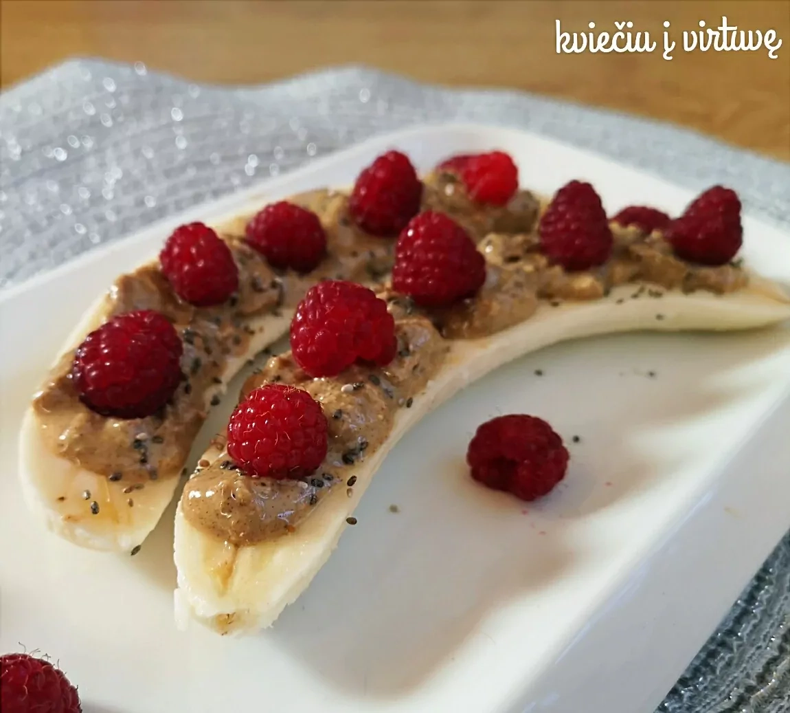 Bananas su riešutų sviestu - tobulai subalansuoti priešpiečiai mano skoniui!