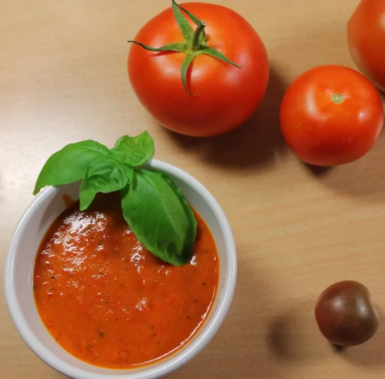 Pomidorų padažas su bazilikais žiemai