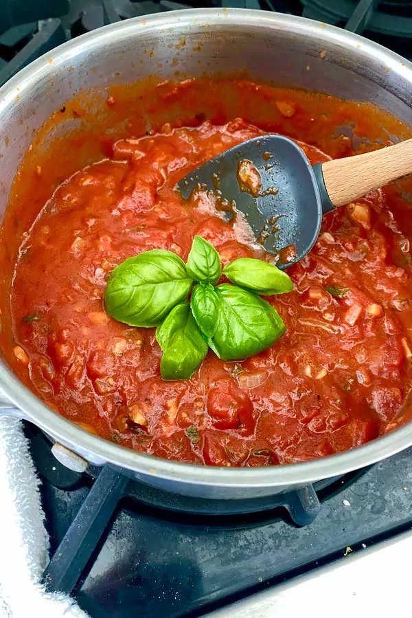 Hausgemachte Tomatensauce mit Basilikum