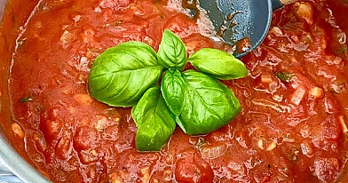 Hausgemachte Tomatensauce mit Basilikum