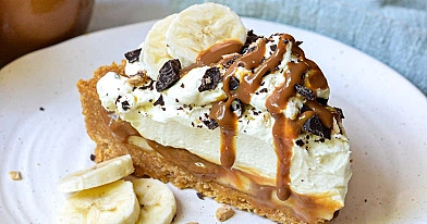 Ciasto Banoffee z bananami, karmelem i bitą śmietaną