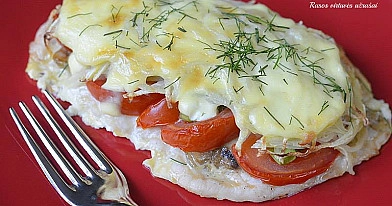 Hähnchen mit Champignons, Tomaten und saurer Sahne, im Ofen gebacken