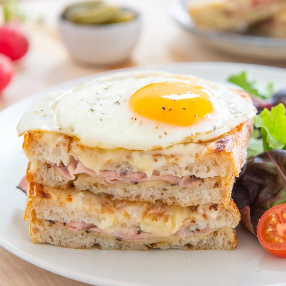 Croque madame — французские горячие бутерброды с яйцами, ветчиной и соусом бешамель