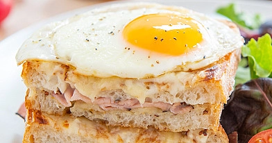 Croque madame - francuskie kanapki na ciepło z jajkami, szynką i sosem beszamelowym