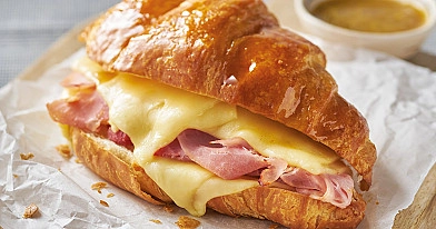 Croissanty z szynką i serem