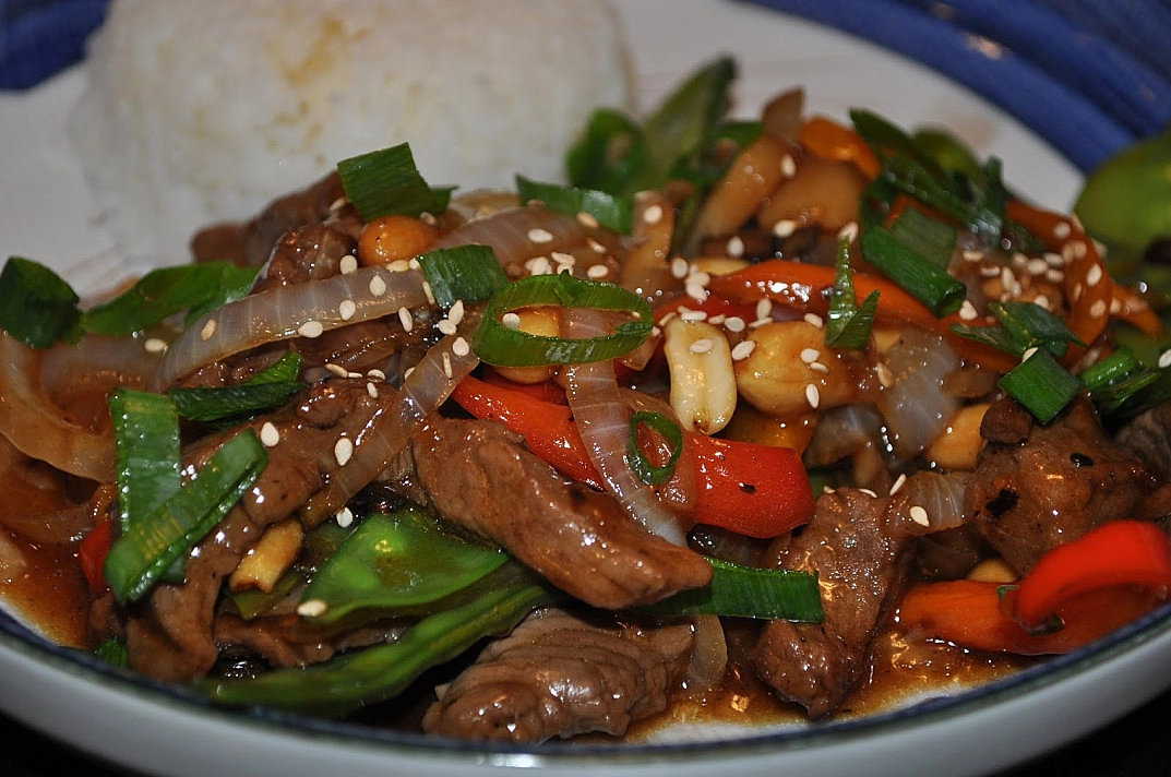 Rindfleisch auf Chinesisch: Rindfleisch und Gemüse in Wok und Teriyaki Sauce