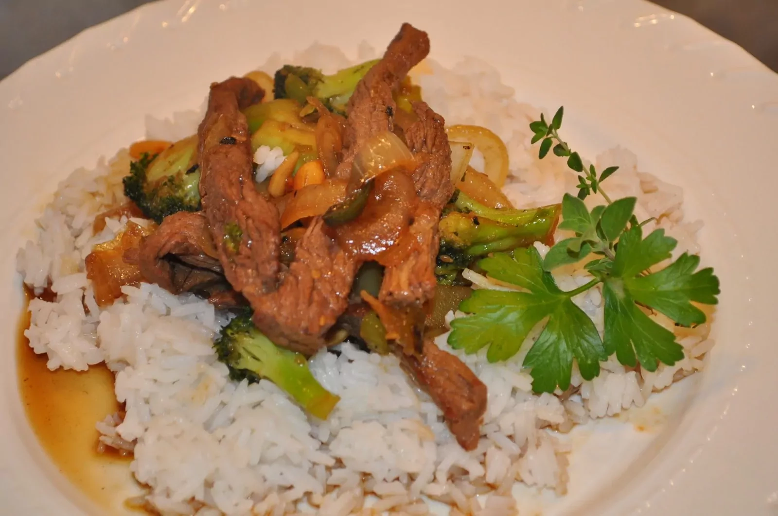 Rindfleisch auf Chinesisch: Rindfleisch und Gemüse in Wok und Teriyaki Sauce