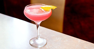 Cosmopolitan - koktajl z wódki i likieru pomarańczowego