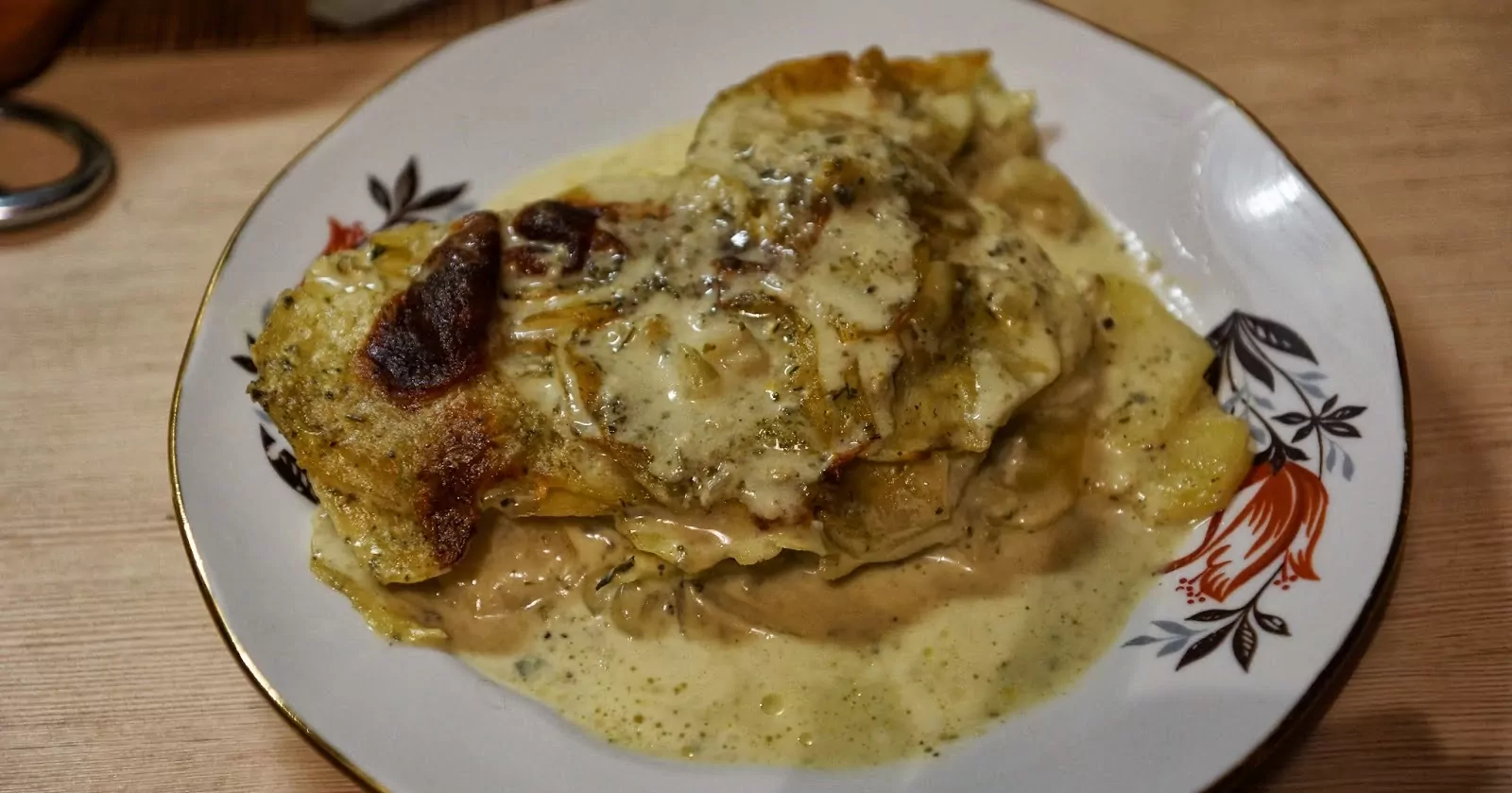 Orkaitėje kepta rudagalvė menkė grietinėlėje su bulvėmis