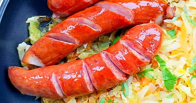 Aluje marinuotos dešrelės su daržovėmis - itin pavykęs patiekalas!