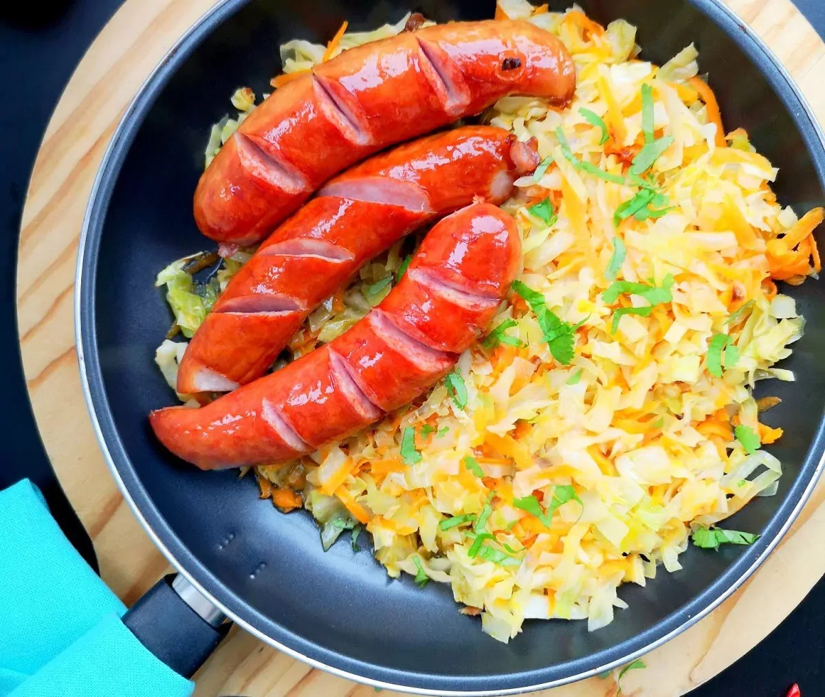 Aluje marinuotos dešrelės su daržovėmis - itin pavykęs patiekalas!