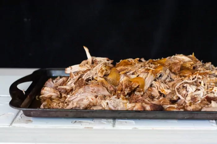 Langsam gebratene Schweineschulter mit Knochen im Ofen (Pulled Pork)