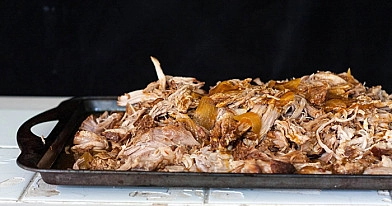 Langsam gebratene Schweineschulter mit Knochen im Ofen (Pulled Pork)