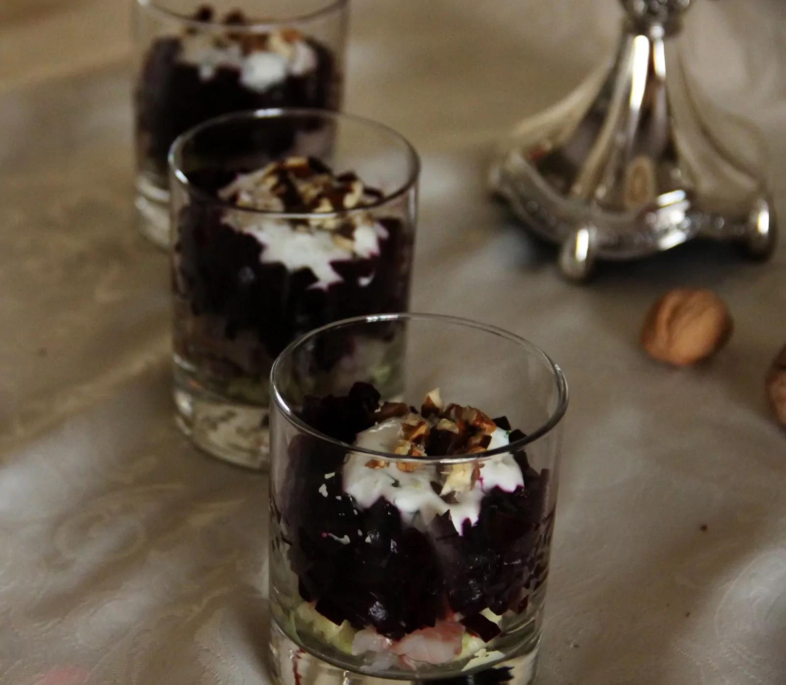 Silkių salotos su burokėliais, avokadais ir jogurtiniu padažu