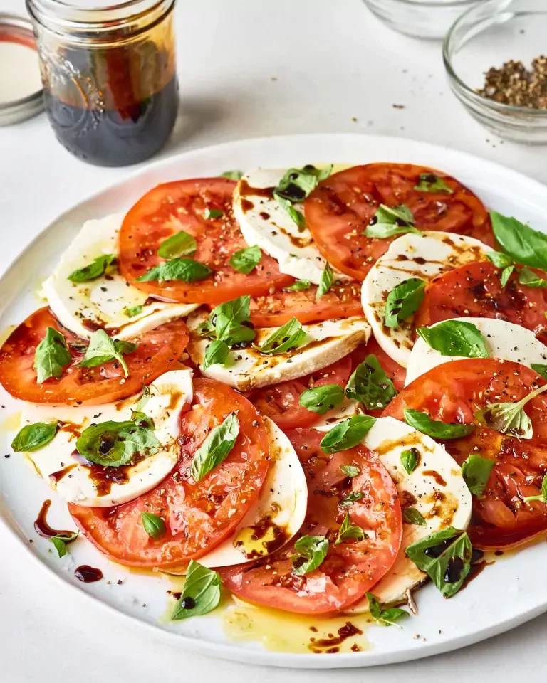 Итальянский салат "Капрезе" с моцареллой и помидорами
