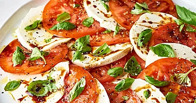 Włoska sałatka Caprese z mozzarellą i pomidorami