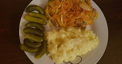 Patys skaniausi vištienos maltinukai užkepti daržovėmis su bulvių koše