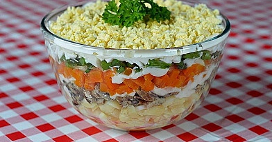 Sałatka warstwowa "Szprotki pod pierzynką" z ziemniakami, marchewką i jajkiem