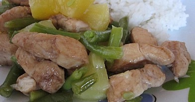 Nuostabus patiekalas iš vos 5 ingredientų: Vištiena su ananasais ir šparaginėmis pupelėmis